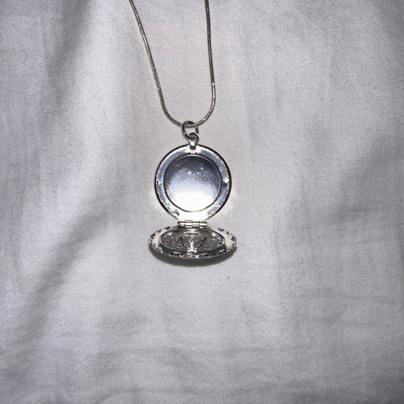 Sterling silver necklace with locket - Picture 2 of 2